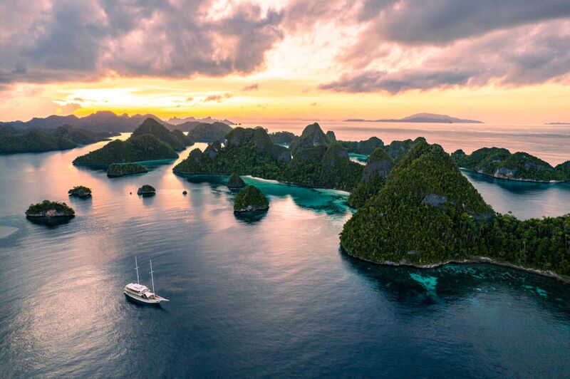 visit Raja Ampat liveaboard by yacht, Fenides Phinisi Yacht in Raja Ampat