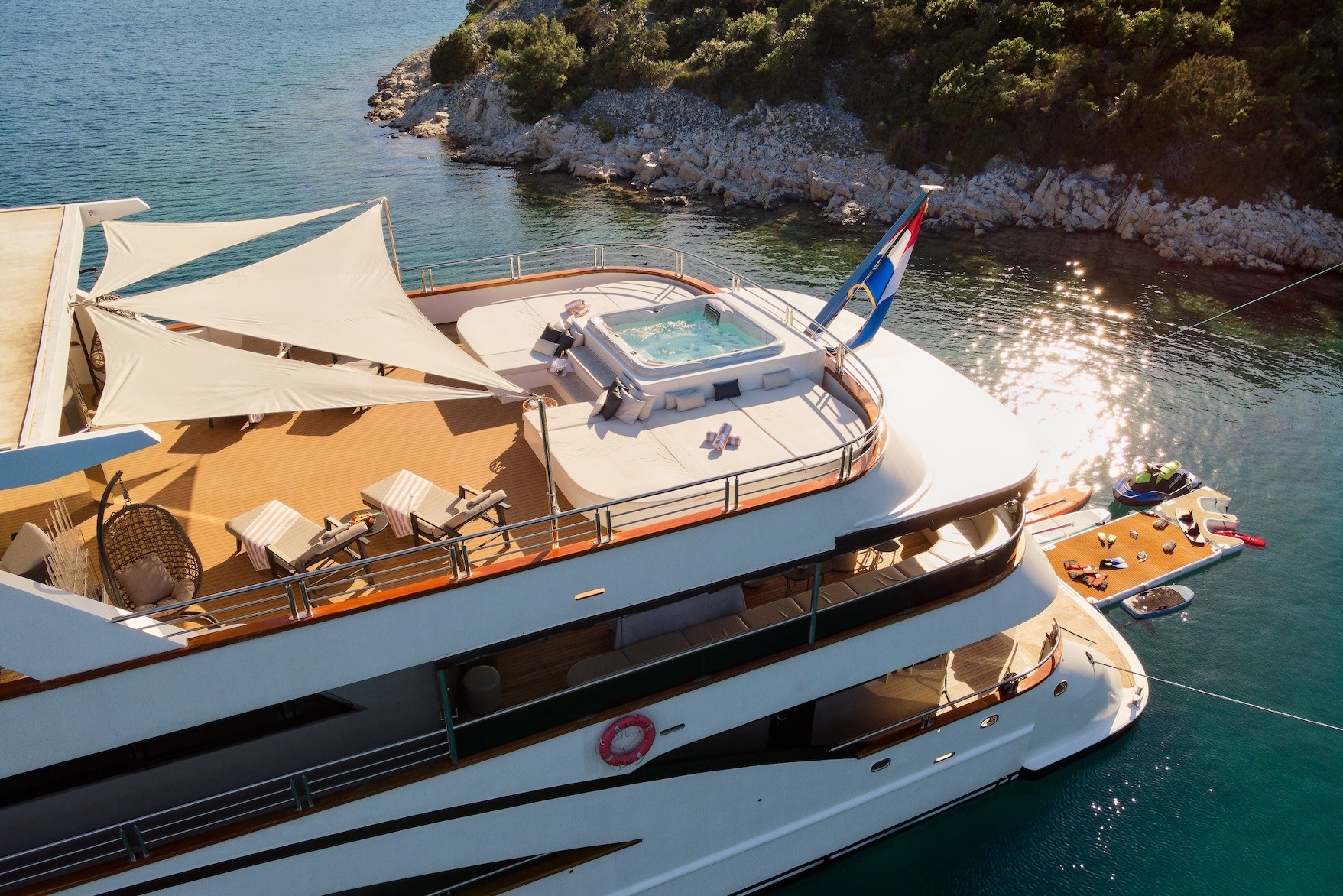 Jacuzzi on sun deck of large-capacity luxury yacht